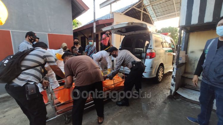 Petugas Satreskrim Polres Bontang mengevakuasi mayat Ma dari kamar hotel.