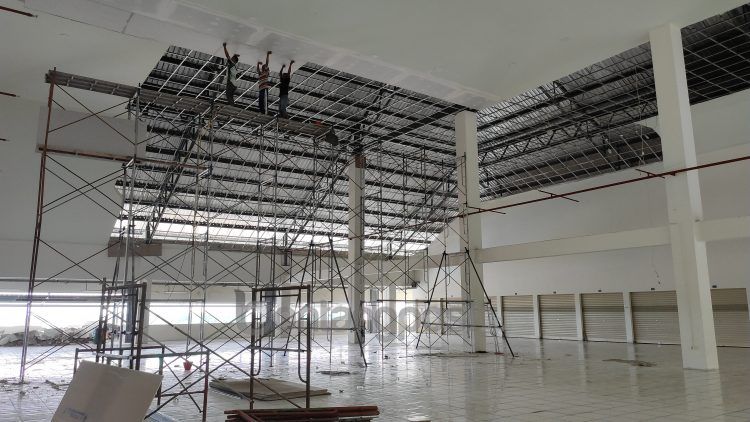 Plafon Pasar Tamrin sedang dalam perbaikan. (Nasrullah/bontangpost.id)