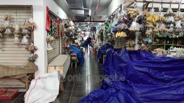 Beberapa pedagang di Pasar Tamrin disebut enggan mengisi lapak karena sepi pembeli. Salah satunya akibat menjamurnya lapak di sekitar pasar. (Nasrullah/bontangpost.id)