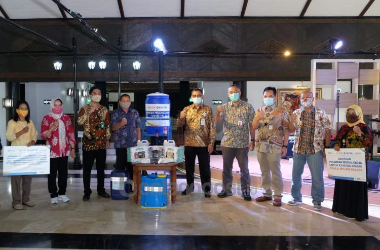 Direktur Utama Pupuk Kaltim Rahmad Pribadi (lima kanan) ketika menyerahkan bantuan secara simbolis. (Humas Pupuk Kaltim)