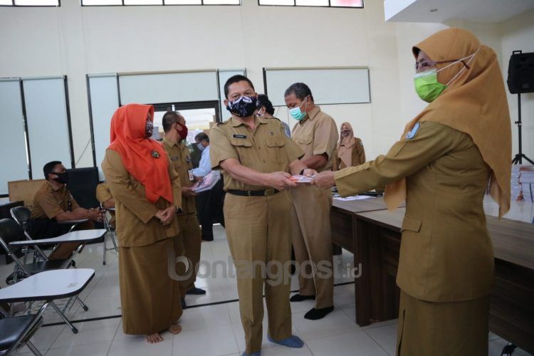 Kepala Bidang Dikdas Disdikbud Saparuddin menyerahkan LKS secara simbolis. (Fitri/bontangpost.id)