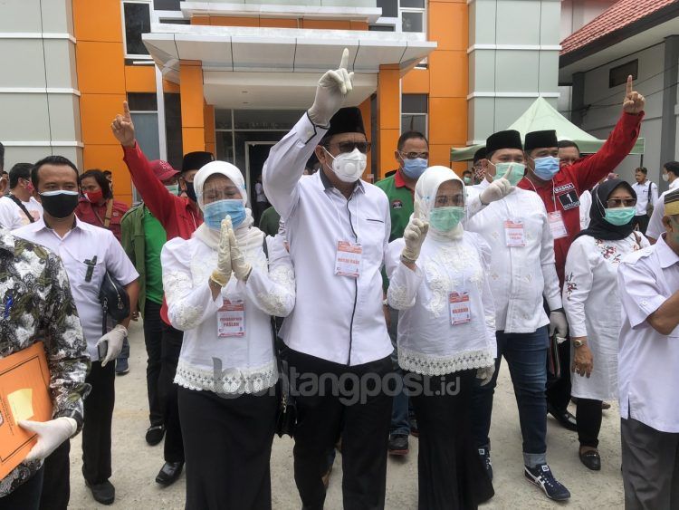 Basri Rase dan Najirah saat mendaftarka ke KPU Bontang, 7 Oktober 2020. Meski hanya diusung dua partai politik, namun sementara unggul dari pesaingnya yang diusung delapan partai parlemen. (dok)