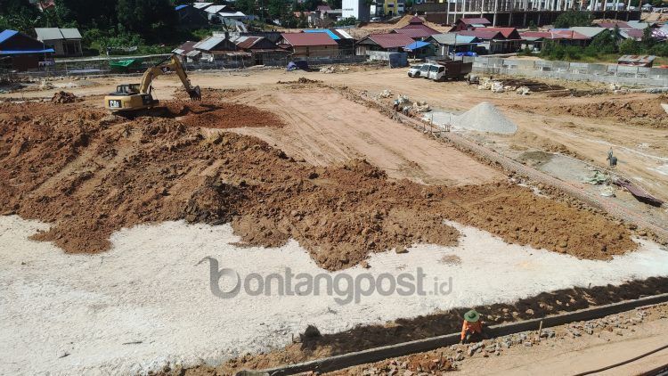Renovasi lapangan sepak bola di belakang Gedung Aini Rasyifa. (Nasrullah/bontangpost.id)