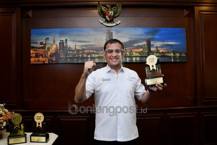 Direktur Utama Pupuk Kaltim Rahmad Pribadi menunjukkan tiga penghargaan yang diraih di Top GRC Award 2020. (Humas Pupuk Kaltim)
