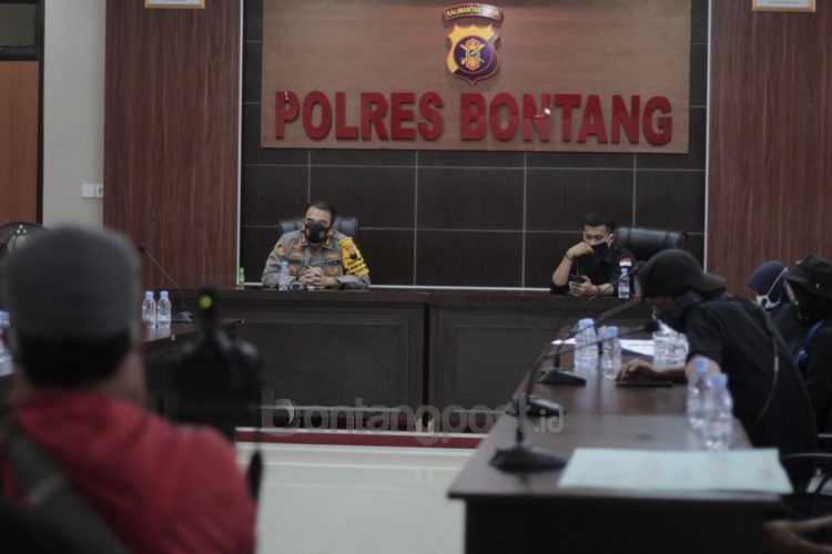 Hanifa Martunas Siringoringo menerima jurnalis saat aksi solidaritas.