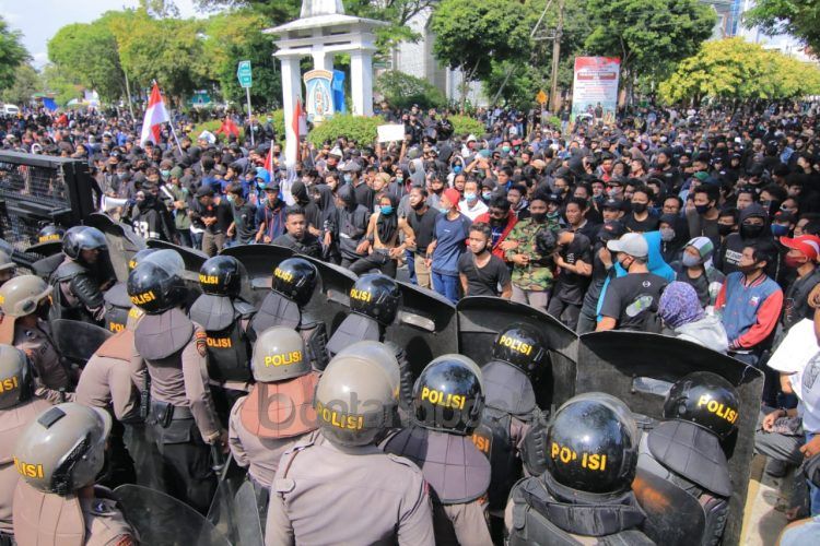 Massa dan polisi berhadapan ketika protes pengesahan UU Cipta Kerja. (Muhammad Fu'ad/ Kaltim Post)