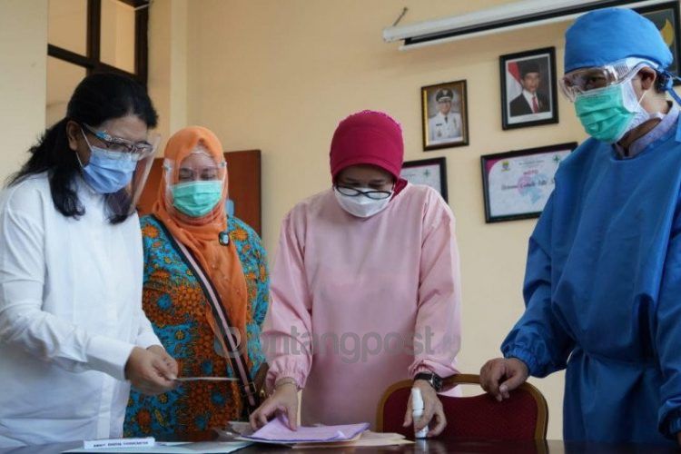 Direktur Registrasi Obat Badan POM Riska Andalusia (kiri) inspeksi ke salah satu puskesmas penyelenggara uji klinis fase 3 vaksin COVID-19 didampingi Kepala Divisi Surveilance dan Uji Klinis Bio Farma Novilias S. Bachtiar pada Jumat (16/10/2020). (ANTARA/HO-Humas Bio Farma)