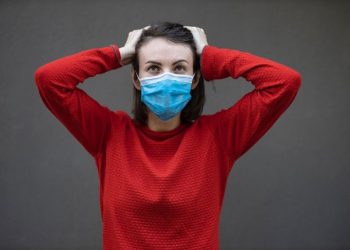 Hempas Noda Lipstik di Masker dengan Cara Sederhana Ini, Ladies!