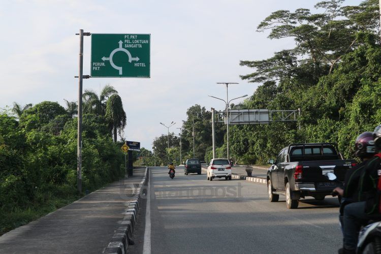 Rambu lalu lintas yang terpasang di sekitaran Bundaran Sintuk. (Fitri/bontangpost.id)