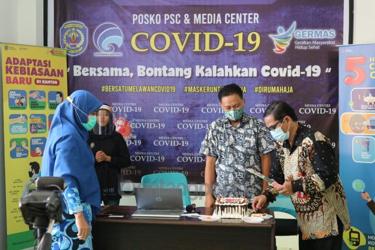 Pemotongan kue perayaan HKN 2020 oleh Kadinkes Bontang dr Bahauddin.