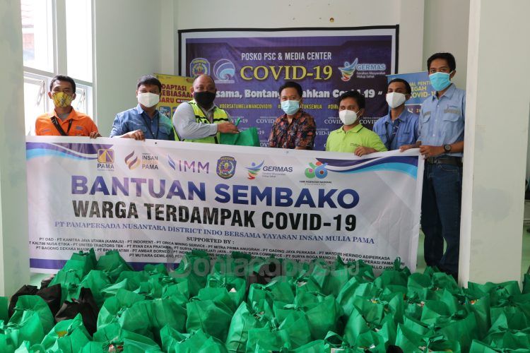 Head CSR PT Pamapersada Nusantara Distrik Indo, Agung Dwi Ananto Jati (tiga kiri) secara simbolis menyalurkan bantukan kepada Jubir Satgas Covid-19 Bontang, Adi Permana.