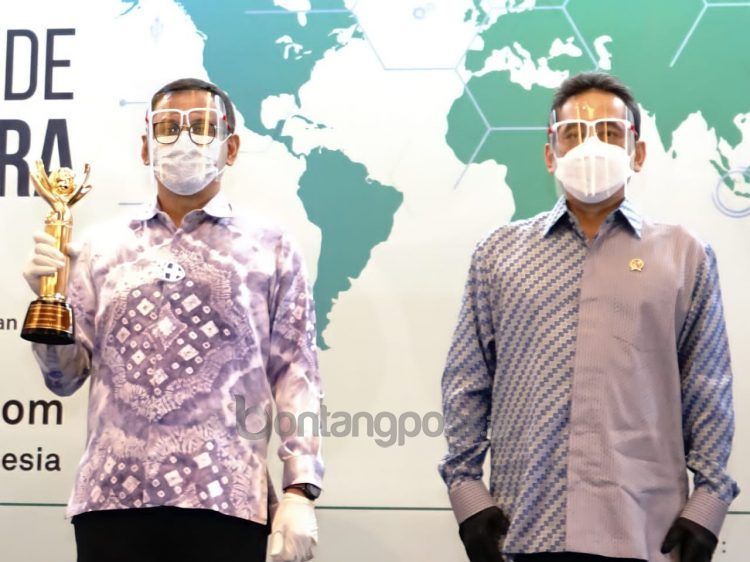 Direktur Utama Pupuk Kaltim, Rahmad Pribadi (kiri) membawa piala Penghargaan Primaniyata 2020. (Humas Pupuk Kaltim)