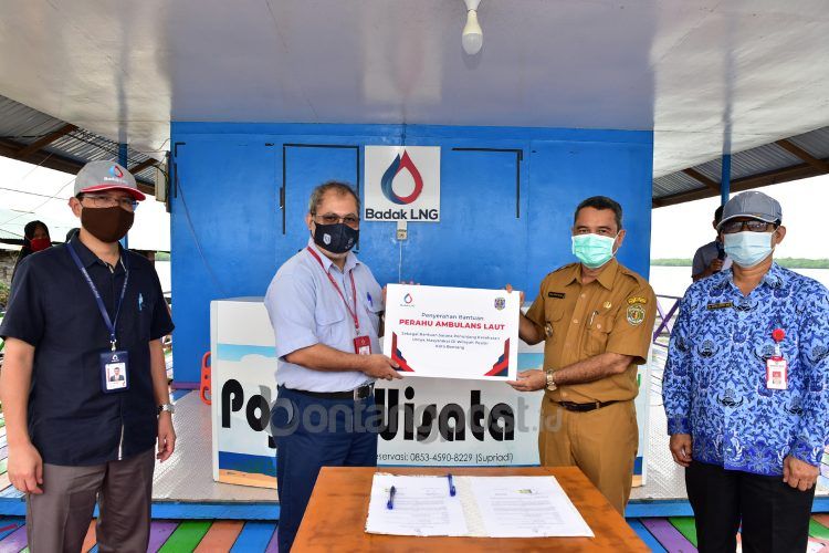 VP Business Support M Farouk Riza (dua dari kiri) menyerahkan bantuan ambulans laut secara simbolis kepada Pjs Walikota Bontang Ir Riza Indra Riadi, M.Si. (Corporate Communication Badak LNG)
