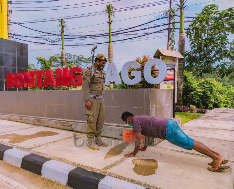 Pelanggar protokol kesehatan diberi sanksi fisik lantaran tidak memakai masker. (Adiel Kundhara/KP)