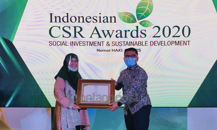 Perwakilan PT KNI, Wisnu Ahmaddin (kanan) saat menerima penghargaan Indonesia CSR Awards 2020, Jumat lalu. (PT KNI for Bontangpost.id)