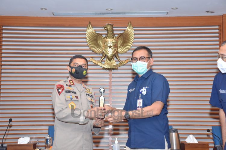 Direktur Utama Pupuk Kaltim Rahmad Pribadi bersama Kapolda Kaltim Irjen Herry Rudolf Nahak. (Humas Pupuk Kaltim)