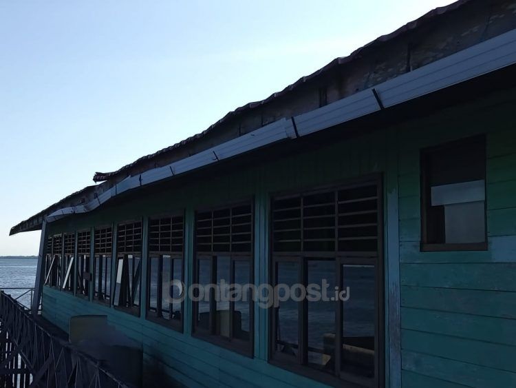 Kondisi dinding SDN 015 Bontang Selatan yang berada di Pulau Selangan rusak akibat sering terkena ombak. (Adiel/KP)