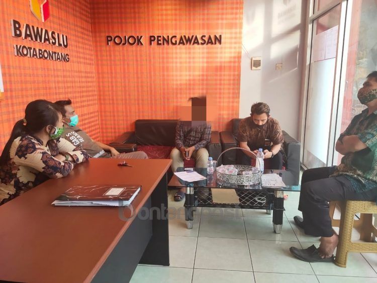 Salah satu petugas survei yang diamankan Bawaslu Bontang.