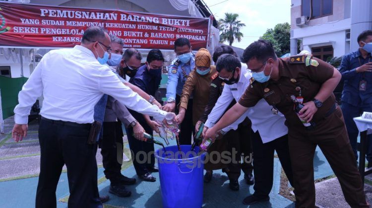 Proses pemusnahan barang bukti kasus yang telah inkrah. (Fitri/bontangpost.id)