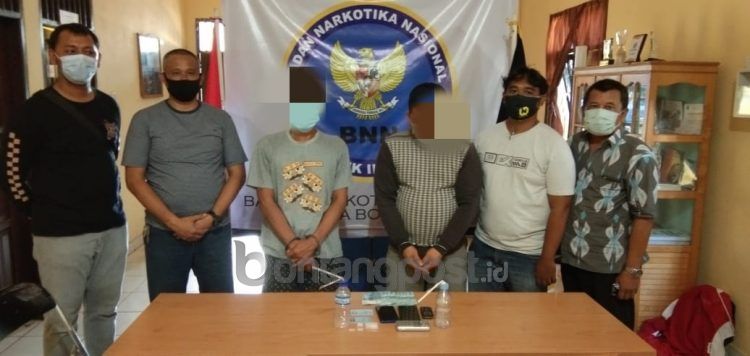 Dua tersangka dibawa ke BNNP Kaltim untuk proses penyidikan. (dok BNNK Bontang)