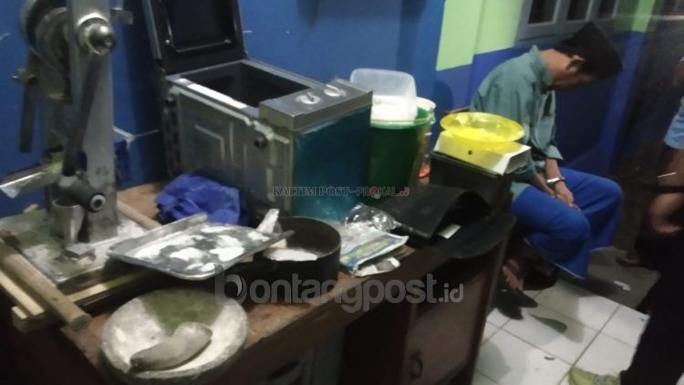 Tersangka dan barang bukti.