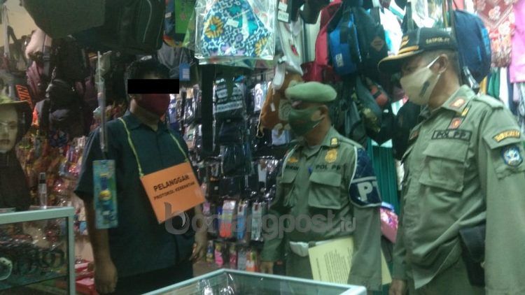 Langgar prokes bisa kena denda. (Adiel Kundhara/KP)