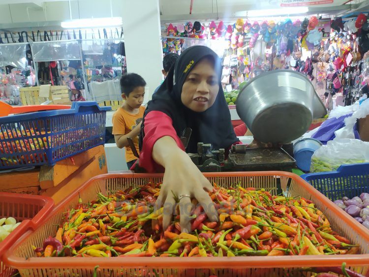 Pedagang pasar dapat giliran vaksinasi terakhir. (Adiel Kundhara/KP)
