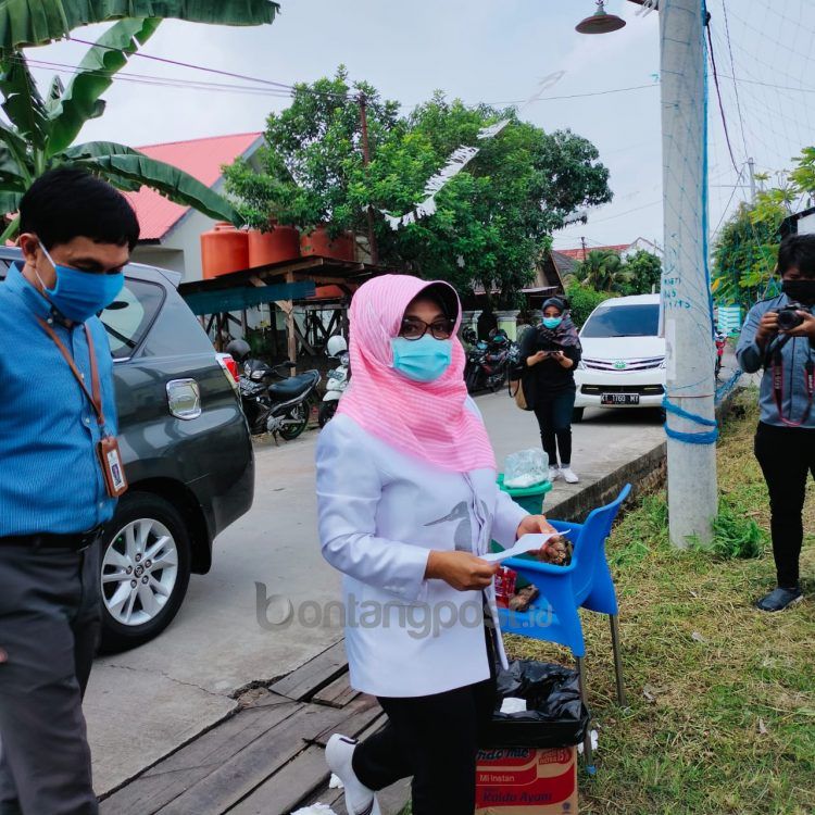 Neni Moerniaeni saat tiba di TPS.