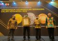 Pupuk Kaltim kembali raih penghargaan ajang nasional yang diterima Direktur Utama Pupuk Kaltim Rahmad Pribadi (dua dari kiri). (Humas Pupuk Kaltim)