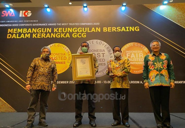 Pupuk Kaltim kembali raih penghargaan ajang nasional yang diterima Direktur Utama Pupuk Kaltim Rahmad Pribadi (dua dari kiri). (Humas Pupuk Kaltim)