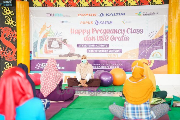 Para ibu hamil sedang mengikuti kelas senam hamil yang diadakan oleh Pupuk Kaltim. (Humas Pupuk Kaltim)