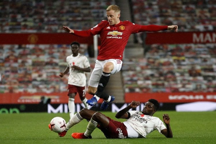 Pemain Manchester United Donny van de Beek menghindari tekling pemain Arsenal Thomas Partey dalam laga di Old Trafford 1 November 2020. (Phli Noble/AFP)