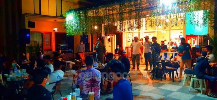 Kafe boleh buka di atas jam 20.00 Wita, namun kapasitas pengunjung dibatasi