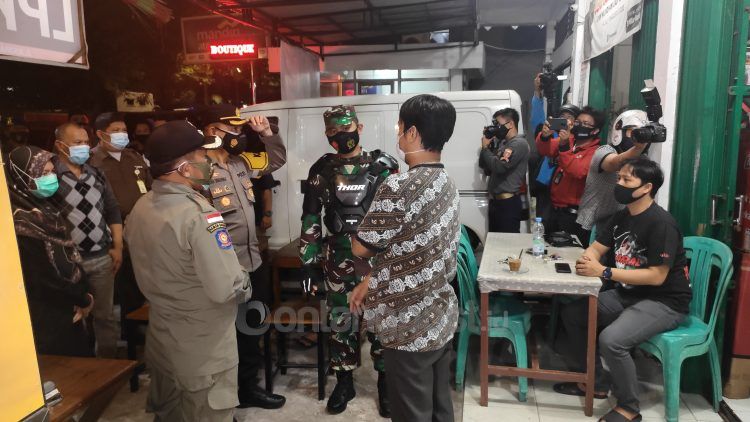 RAZIA: Satgas Penanganan Covid-19 melakukan razia terhadap tempat usaha kuliner yang mengabaikan mengakomodasi 25 persen dari kapasitas awal ketika makan atau minum di tempat tersebut.