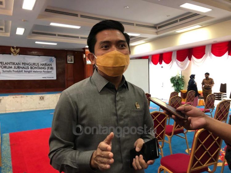 Ketua DPRD Bontang Andi Faizal Sofyan Hasdam saat diwawancarai jurnalis.