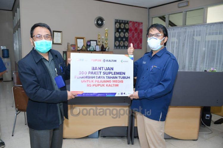Bantuan extra fooding dan suplemen secara simbolis diterima langsung oleh Direktur Utama RS Pupuk Kaltim Grup dr Nurul Fathoni (kiri).