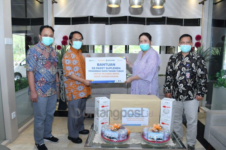 Penyerahan bantuan suplemen dan extra fooding kepada perwakilan tenaga medis RSUD Taman Husada. (Humas Pupuk Kaltim)
