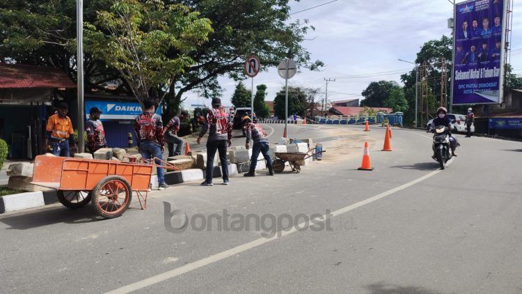 Simpang Jalan Pattimura dibongkar setelah ditutup sejak November 2020. (Nasrullah/bontangpost.id)