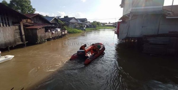 UPAYA PENCARIAN: Tim SAR tengah melakukan penyisiran mencari bocah 13 tahun yang dikabarkan tenggelam. DADANG