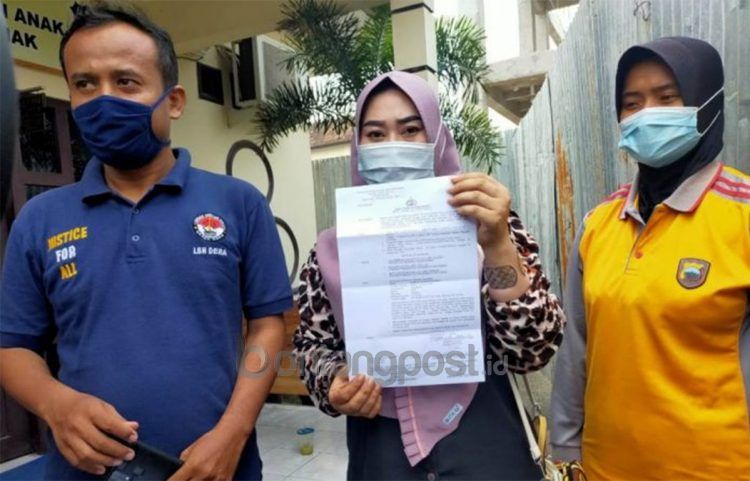 Sumiyatun (tengah) dilaporkan anak kandung ke polisi (Jawa Pos Radar Semarang)