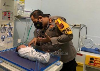 Bayi Perempuan Dibuang Dalam Kardus, Kehujanan