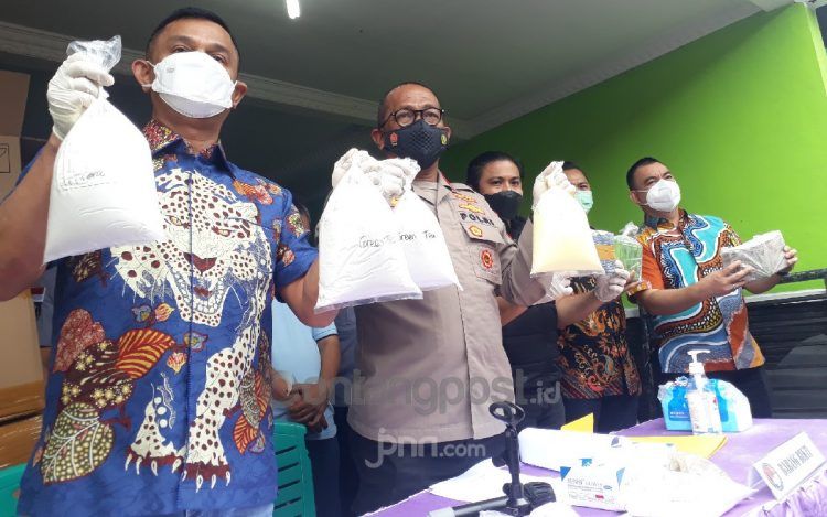 Konferensi pers kasus produksi kosmetik ilegal di pabriknya, Jalan Swakarya, RT 04, RW 05, Jatiasih, Kota Bekasi. Foto: Dean Pahrevi/JPNN.com