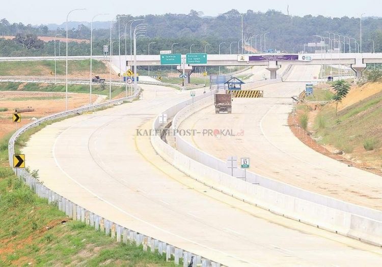 Karena jalan alternatif rusak, maka jalan tol menjadi pilihan. Namun tarif yang mahal membuat warga mengeluh.