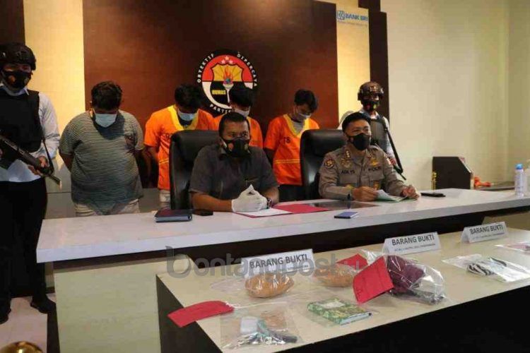 Konferensi pers pengungkapan kasus narkoba.