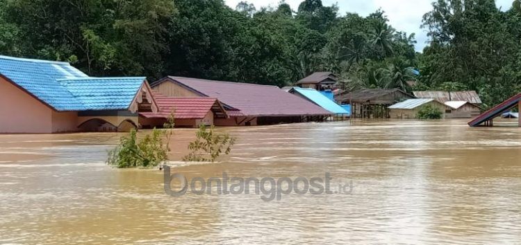 Banjir di salah satu kabupaten di Kalbar. (prokal)