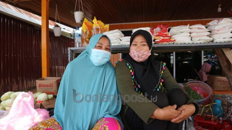 Silviani (Kiri) pedagang sayur Pasar Citra Mas Loktuan. (Fitri Wahyuningsih/bontangpost.id)