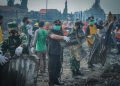 Agus Haris Iikut bersihkan puing kebakaran Pasar Citra Mas Loktuan. (Humas DPRD Bontang)