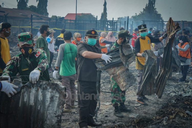 Agus Haris Iikut bersihkan puing kebakaran Pasar Citra Mas Loktuan. (Humas DPRD Bontang)