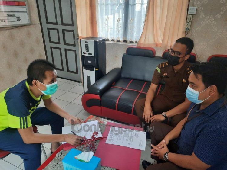 KUMPULKAN BUKTI: Penyidik dari Kejari Bontang melakukan pemeriksaan kasus KJKS Halal. (Adiel Kundhara/KP)