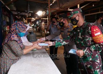 Ajak Masyarakat Disiplin Protokol Kesehatan, TNI-Polri Bagi-bagi Masker